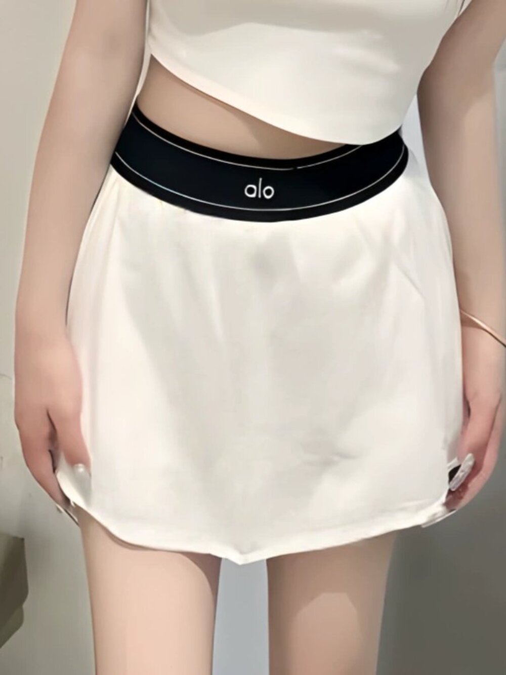 Brand new unworn Alo Yoga Match Point women's white athletic skirt with tags - Picture 8 of 8
